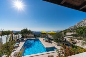 ŽrnovnicaにあるVilla Runjeの山の景色を望むプール