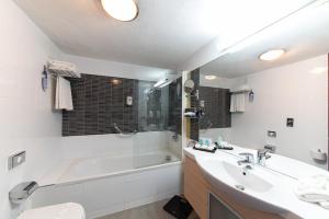 Ванная комната в The Preluna Hotel