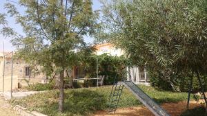 un parque infantil frente a una casa con escalera en Casa Rural Mas Solana en Huércal-Overa