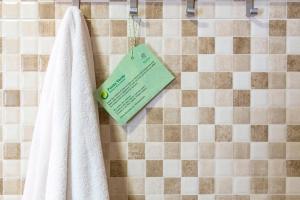a bathroom with a towel and a piece of paper at Apartaments Els Llorers in Lloret de Mar