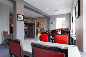 A television and/or entertainment centre at The Burren Hostel - Sleepzone