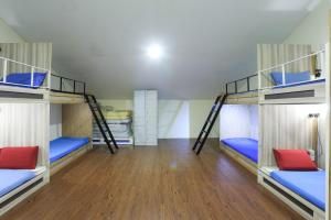 Een stapelbed of stapelbedden in een kamer bij SPOT ON 90236 Zigzag Travellers Home 