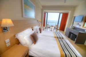 Кровать или кровати в номере The Preluna Hotel