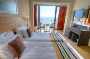 Кровать или кровати в номере The Preluna Hotel
