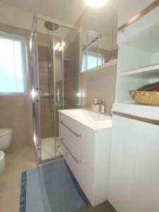 Ein Badezimmer in der Unterkunft Apartman Hola