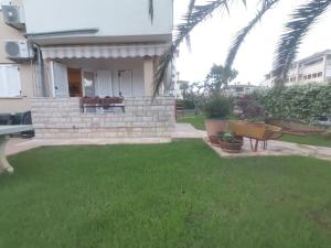 Ein Garten an der Unterkunft Apartman Hola