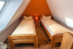 2 Einzelbetten in einem Zimmer mit Dachgeschoss in der Unterkunft Herta in Neßmersiel