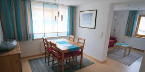 a dining room with a table and chairs in a room at Wohlfühl-Ferienwohnung Sonja in Bodenmais