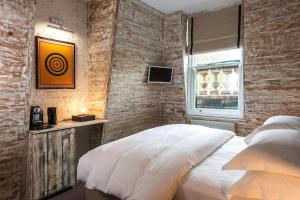 Un pat sau paturi într-o cameră la The Tommyfield Hotel