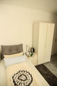 a bedroom with a bed and a white cabinet at Kapitaenshaus-Lassen-Zimmer-Bounty in Westerland (Sylt)