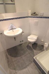 Ванная комната в Kapitaenshaus-Lassen-Zimmer-Bounty