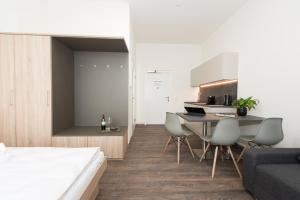 1 dormitorio con 1 cama, mesa y sillas en TT-ROOMS - kontaktlos mit Self Check-in, en Graz
