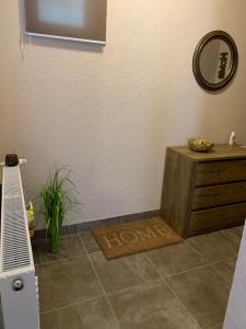 Braun Residence في ساتشيلي: حمام به مرآة وطاولة خشبية