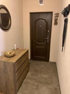 Braun Residence في ساتشيلي: غرفة مع باب مع وعاء من الفواكه على خزانة خشبية