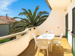 eine Terrasse mit einem Tisch und Stühlen auf dem Balkon in der Unterkunft Apartments Inga in Novalja