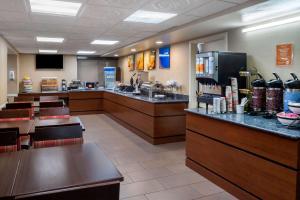 Příslušenství pro přípravu čaje a kávy v ubytování Comfort Inn Edison - New Brunswick