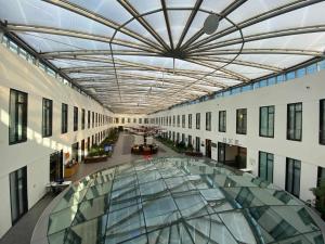 un couloir vide d'un bâtiment avec un plafond en verre dans l'établissement Mercure Hotel MOA Berlin, à Berlin