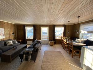 ein Wohnzimmer mit einem Sofa und einem Tisch in der Unterkunft Endely - ski inn / ut in Rauland