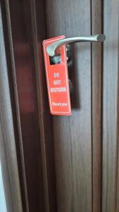 znak „nie przeszkadzać” wiszący na drzwiach w obiekcie Apartments Kojic w Barze
