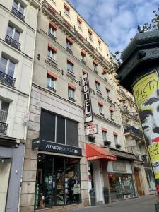 un bâtiment dans une rue de la ville avec un magasin dans l'établissement Residence Chatillon, à Paris