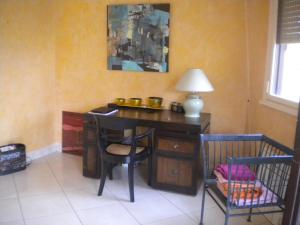 un bureau avec un bureau, une chaise et une lampe dans l'établissement Chambre hôtes Wagram, à Ajaccio
