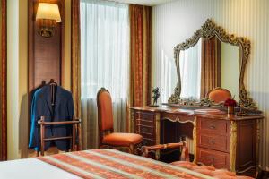 A bed or beds in a room at Grand Hotel Sofia