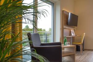 an office with a chair and a desk and a window at Motel Lohwasser in Lichtenau