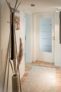 ein Wohnzimmer mit einer Vase und einer Tür in der Unterkunft FachwerQ'sleep Apartment in Quedlinburg