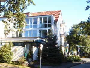 ein Haus mit einem Baum davor in der Unterkunft Hotel Klusenhof in Lippstadt