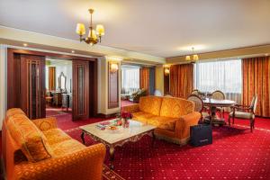 A seating area at Grand Hotel Sofia