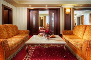 A seating area at Grand Hotel Sofia