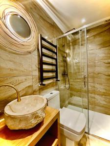 Bilik mandi di The Cherry Tree Hotel