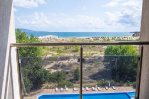 Blick aus einem Fenster auf ein Schwimmbecken in der Unterkunft Amfibia Beach Complex in Sonnenstrand