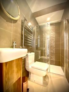 Bilik mandi di The Cherry Tree Hotel