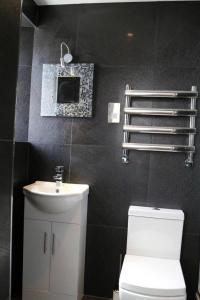 Bilik mandi di The Cherry Tree Hotel