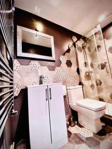 Bilik mandi di The Cherry Tree Hotel