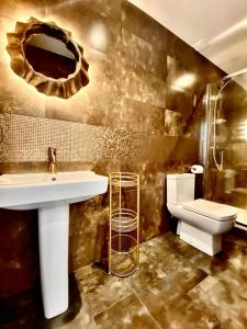 Bilik mandi di The Cherry Tree Hotel