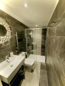 Bilik mandi di The Cherry Tree Hotel