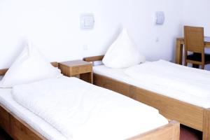 Postel nebo postele na pokoji v ubytování Hotel Flora