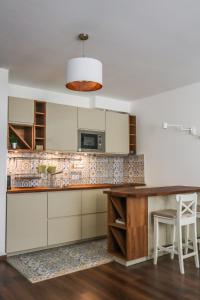 Baleo50 Apartment في بودابست: مطبخ مع طاولة وميكروويف