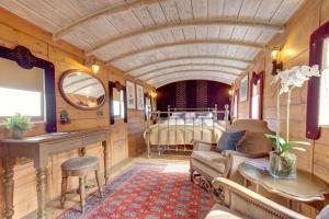 Posezení v ubytování The Railway Hotel by Barefoot Retreats