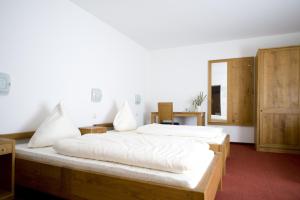 Postel nebo postele na pokoji v ubytování Hotel Flora