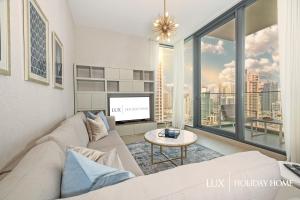 Posezení v ubytování LUX Contemporary Suite with Full Marina View 5