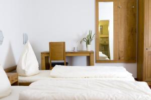 Postel nebo postele na pokoji v ubytování Hotel Flora