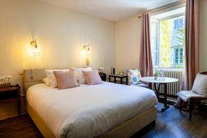 Postel nebo postele na pokoji v ubytování Logis Relais de la Source