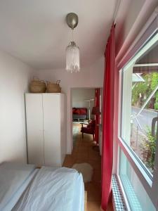 a bedroom with a bed and a window at Wunderschönes Studio für bis 2-3 Personen in Homburg