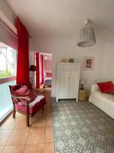 a bedroom with a bed and a chair and a window at Wunderschönes Studio für bis 2-3 Personen in Homburg