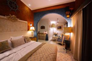 Łóżko lub łóżka w pokoju w obiekcie Paul's Fantasia Boutique Suites