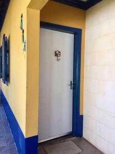 Una puerta en un edificio con una cruz. en Fazenda Alvorada, en Cunha