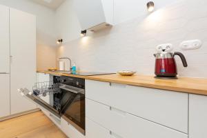 Kuchyňa alebo kuchynka v ubytovaní Apartments Warsaw Gagarina by Noclegi Renters
